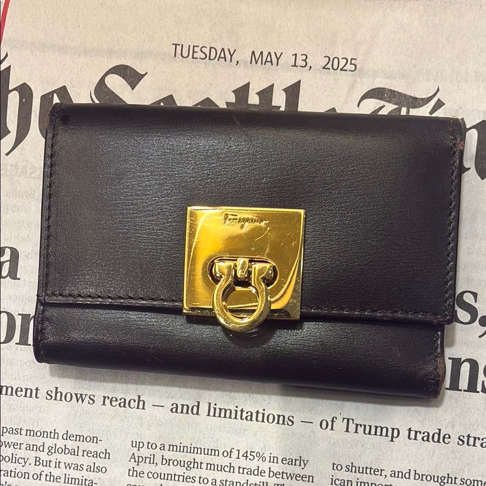 🚨SALE🚨Ferragamo key holder/ Leather with Gold Hardware